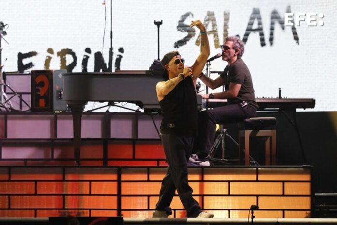 El cantante Alejandro Sanz durante el concierto que ha ofrecido este sábado en Sevilla. EFE/ José Manuel Vidal
