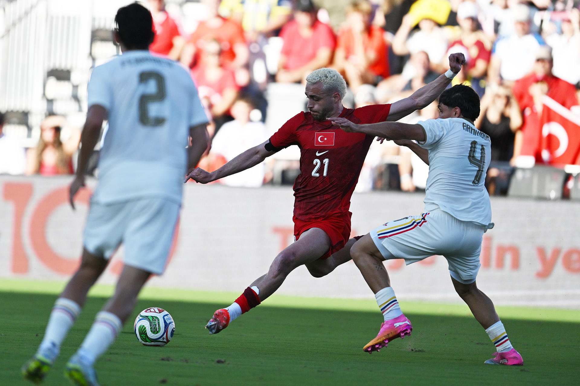 Jon Aramburu (d), de Venezuela, disputa el balón con Baris Yilmaz (c), de Turquía, este sábado en un partido amistoso previo al Mundial de la FIFA 2026. EFE/ Giorgio Viera
