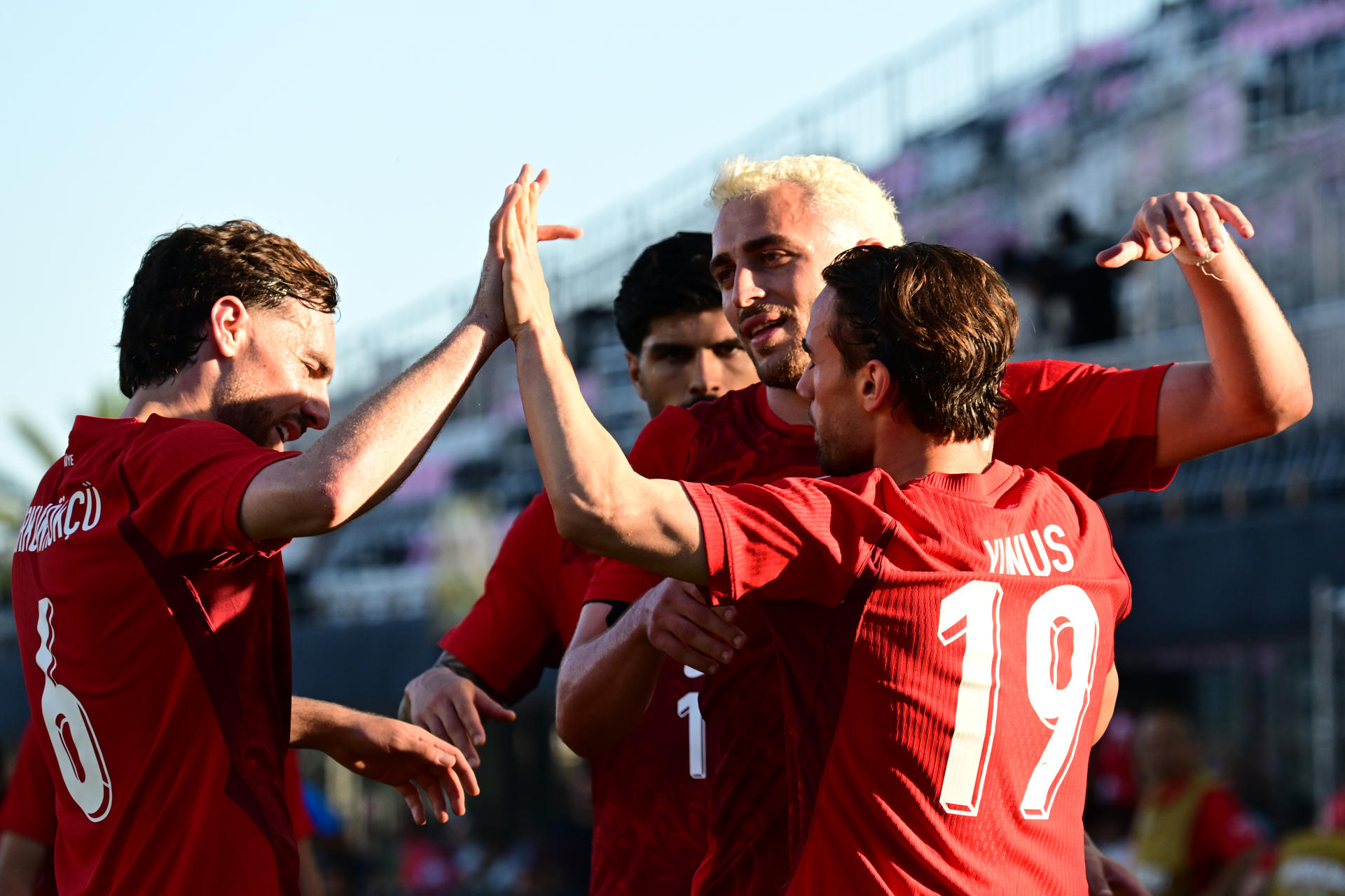 Jugadores de Turquía celebran un gol este sábado en un partido amistoso previo al Mundial de la FIFA 2026 ante Venezuela. EFE/ Giorgio Viera
