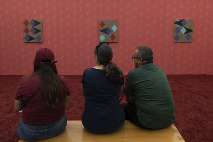 Personas recorren la muestra ‘El que la cambia la falla’ este sábado, en el Museo de Arte de Zapopan (Guadalajara, México), donde se exhiben los coloridos uniformes del exarquero mexicano Jorge Campos. EFE/ Francisco Guasco
