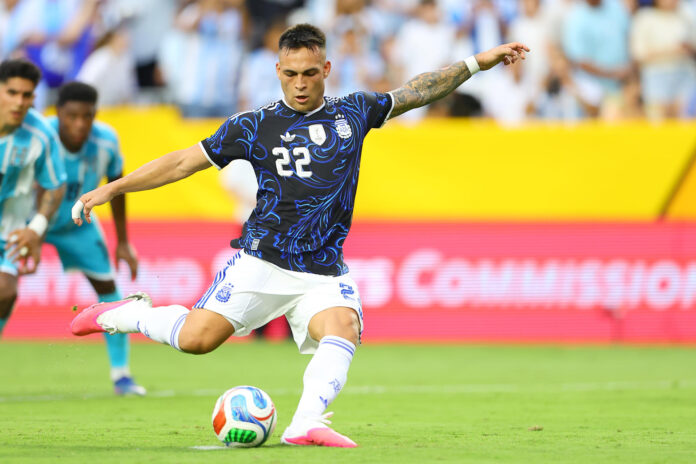 Lautaro Martínez, de Argentina, patea un penalti para abrir el marcador este sábado en un partido amistoso ante Honduras previo al Mundial 2026 en el Kyle Field de Texas (Estados Unidos). EFE/ Carlos Ramírez
