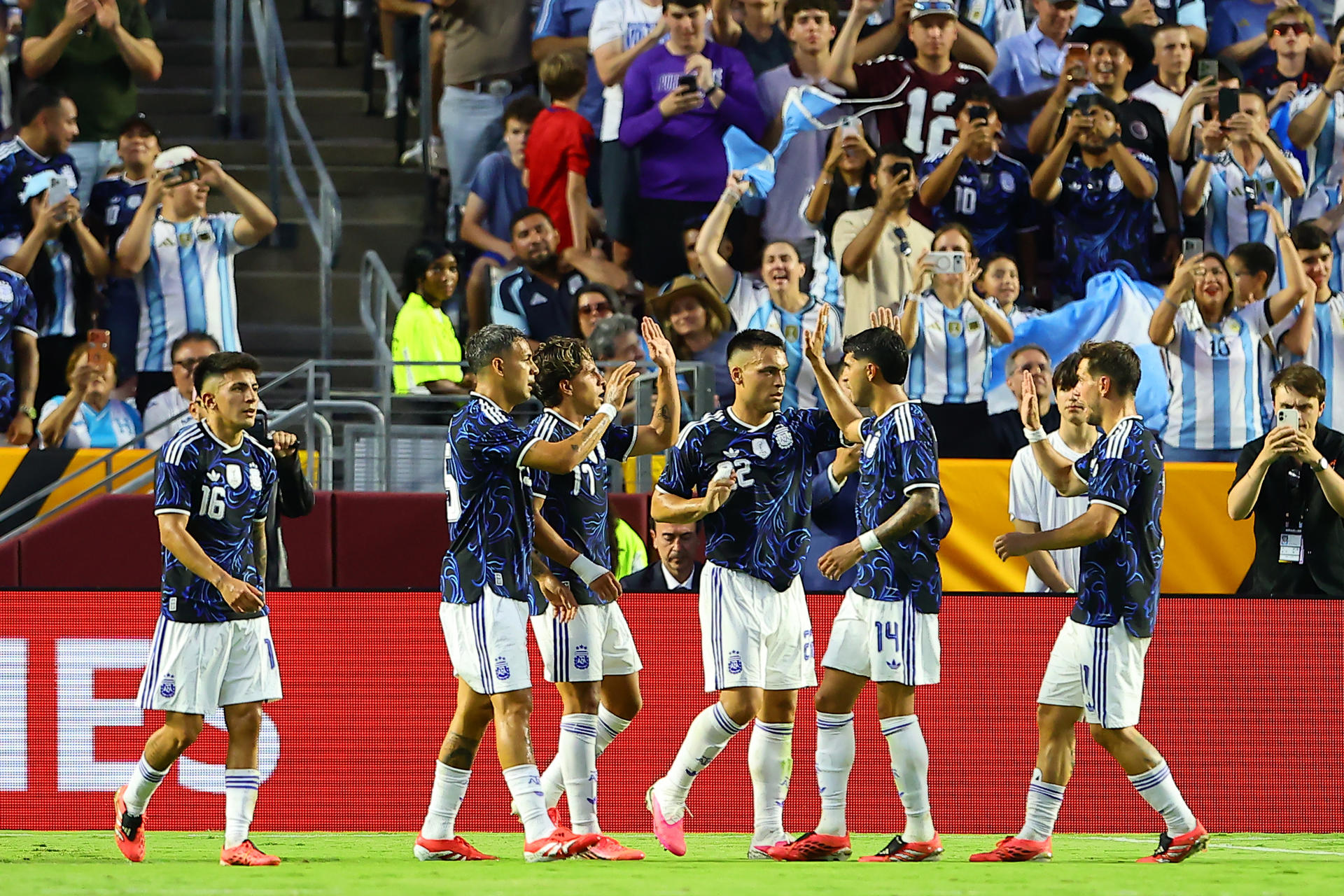 Jugadores de Argentina celebran un gol este sábado en el partido amistoso previo al Mundial 2026 ante Honduras en el Kyle Field de Texas (Estados Unidos). EFE/ Carlos Ramírez
