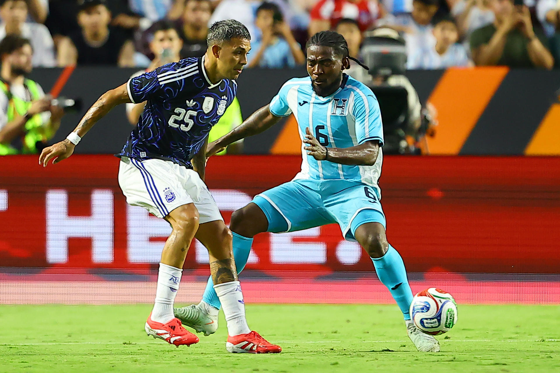 Facundo Medina (i), de Argentina, disputa un balón con Cristopher Meléndez, de Honduras, este sábado en un partido amistoso previo al Mundial 2026 en el Kyle Field de Texas (Estados Unidos). EFE/ Carlos Ramírez
