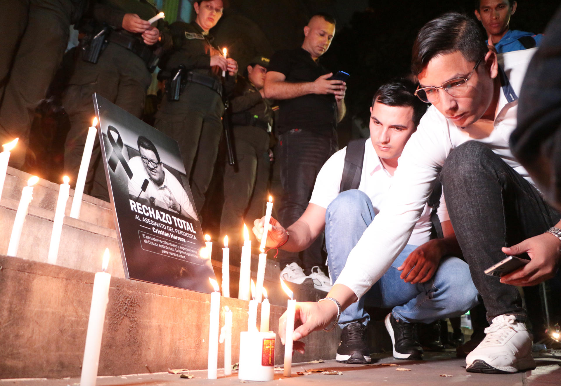 Amigos y familiares del periodista colombiano Cristian Herrera, asesinado este 6 de junio, fueron captados durante una velatón en memoria del comunicador, en Cúcuta (Colombia).  EFE/Mario Caicedo
