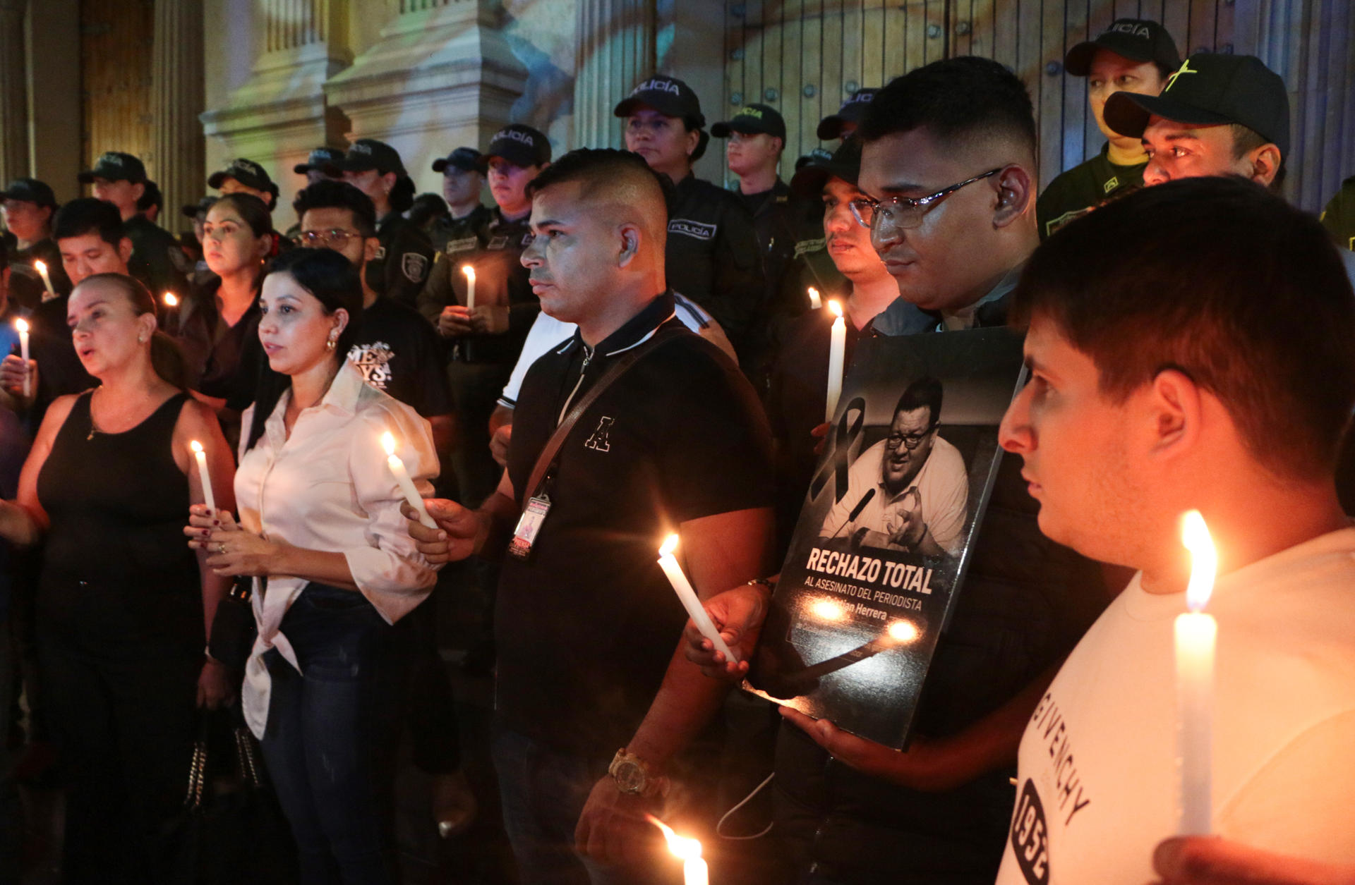 Amigos y familiares del periodista colombiano Cristian Herrera, asesinado este 6 de junio, fueron captados durante una velatón en memoria del comunicador, en Cúcuta (Colombia).  EFE/Mario Caicedo

