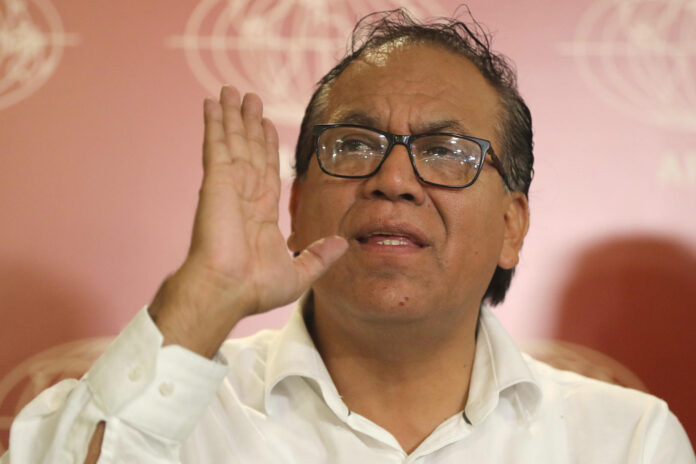 El candidato izquierdista a la presidencia de Perú, Roberto Sánchez, fue captado este 5 de mayo, durante una reunión con integrantes de la Asociación de Prensa Extranjera en el Perú (APEP), en Lima (Perú). EFE/Paolo Aguilar
