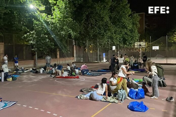 Peregrinos pasan la madrugada en el instituto público Jaime Vera de Madrid de para asistir a la misa que oficiará el papa León XIV este domingo en la capital de España. EFE/ Macarena Soto
