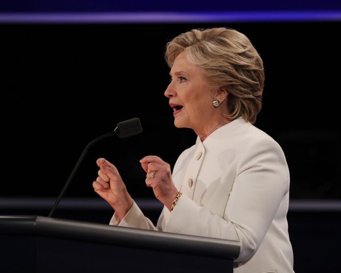 La candidata demócrata a la presidencia de EEUU Hilary Clinton en un debate con su rival Republicano Donald Trumpen en la Universidad de Nevada en Las Vegas (EEUU). EFE/JIM LO SCALZO

