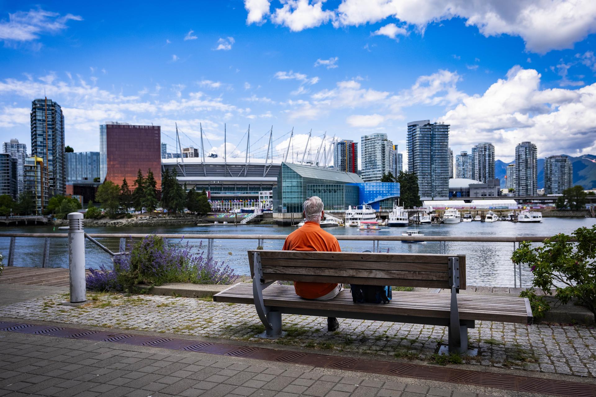 Un hombre mira la vista general del BC Place Vancouver Stadium, en Vancouver (Canadá), una de las sedes del Mundial de fútbol que coorganizan Estados Unidos, México y Canadá. EFE/ BOB FRID
