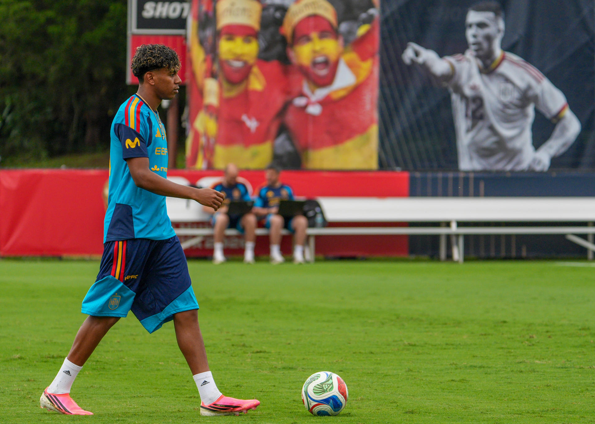 El internacional español Lamine Yamal, durante un entrenamiento de la selección este sábado, en Chattanooga (EE.UU.). EFE/ Alberto Boal