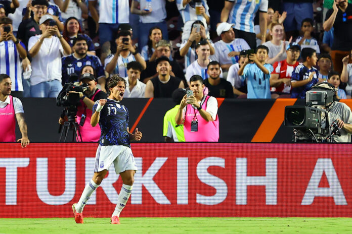 El internacional argentino Giuliano Simeone celebra un gol este sábado, en un partido amistoso previo al Mundial de la FIFA 2026 entre Argentina y Honduras en el Kyle Field de Texas (Estados Unidos). EFE/ Carlos Ramírez
