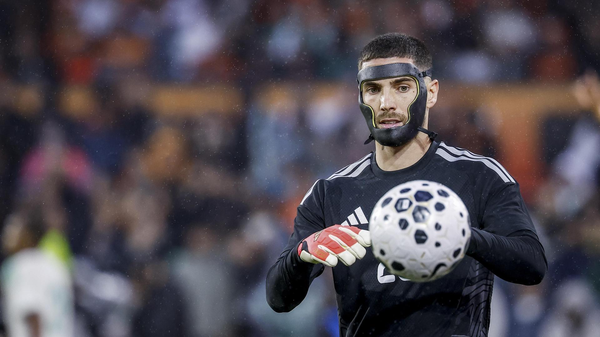 El portero de Argelia Luca Zidane, en acción durante el partido amistoso que su selección disputó contra Países Bajos en Rotterdam el pasado 2 de junio. EFE/ BAS CZERWINSKI
