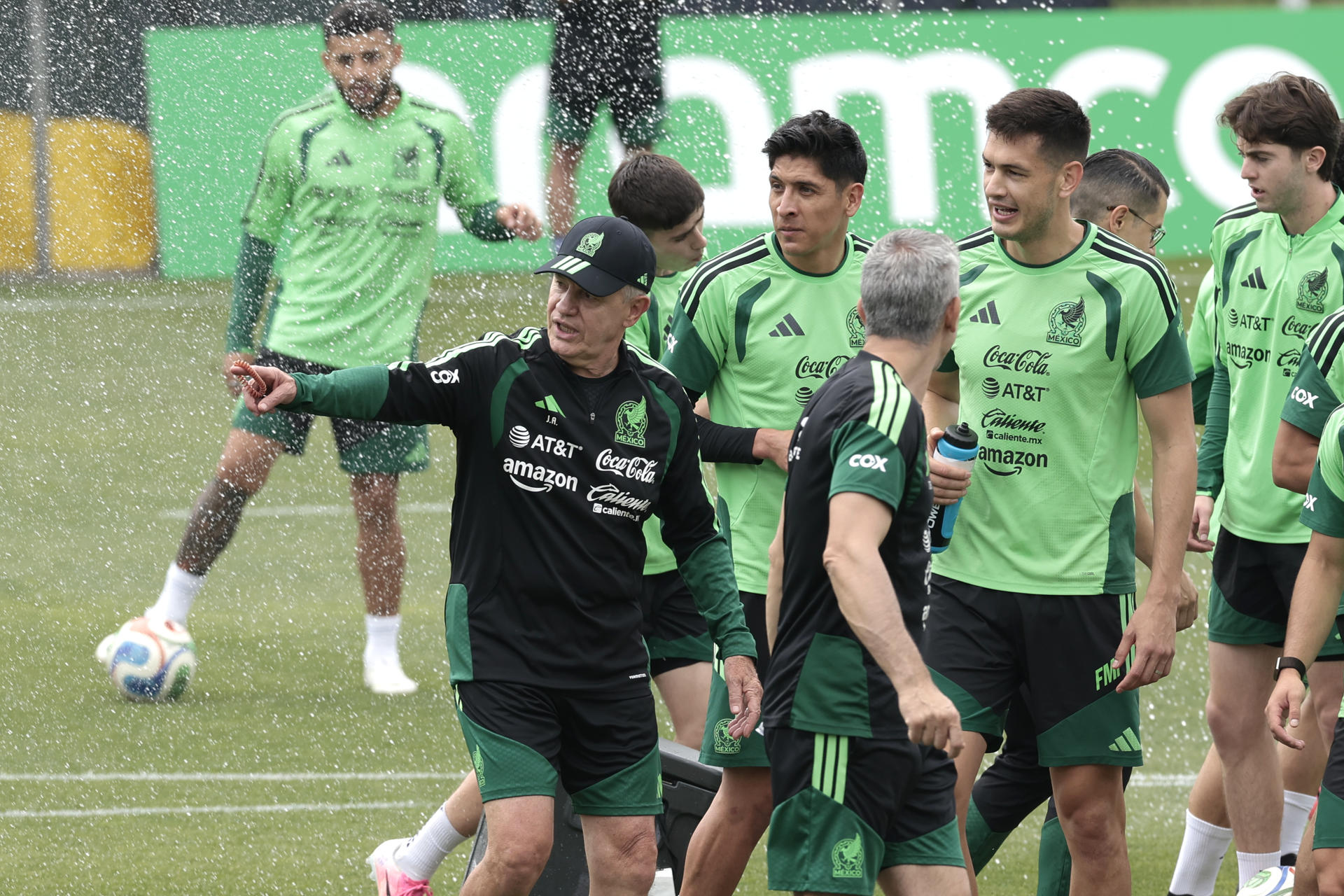 Fotografía de José Méndez, en la que puede verse en una imagen del 6 de junio al seleccionador de México, Javier Aguirre (i), durante un entrenamiento de su equipo. EFE
