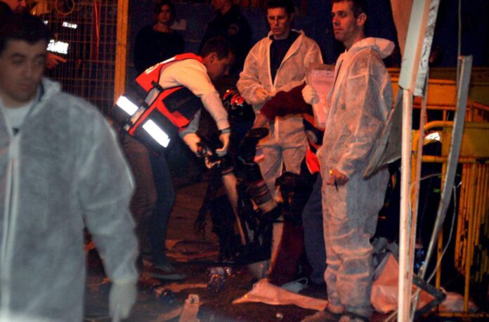 Imagen de archivo de médicos de emergencia atendiendo heridos tras un ataque. EPA/PAVEL WOLBERG
