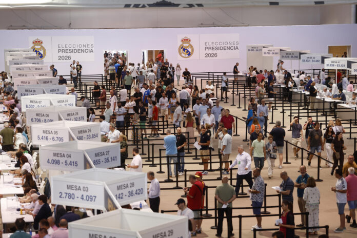 Socios llegan al pabellón de baloncesto de la Ciudad Deportiva Valdebebas para votar en las elecciones del Real Madrid, este domingo. Los socios del club toman este domingo la palabra para elegir, 20 años después de las últimas elecciones con más de un candidato, entre la continuidad de Florentino Pérez, con Mourinho, Konaté, Dumfries y un fichaje de 150 millones de euros como reclamo, o el cambio que postula Enrique Riquelme, con Haaland, Rodri y Klopp en su oferta. EFE/ Rodrigo Jiménez
