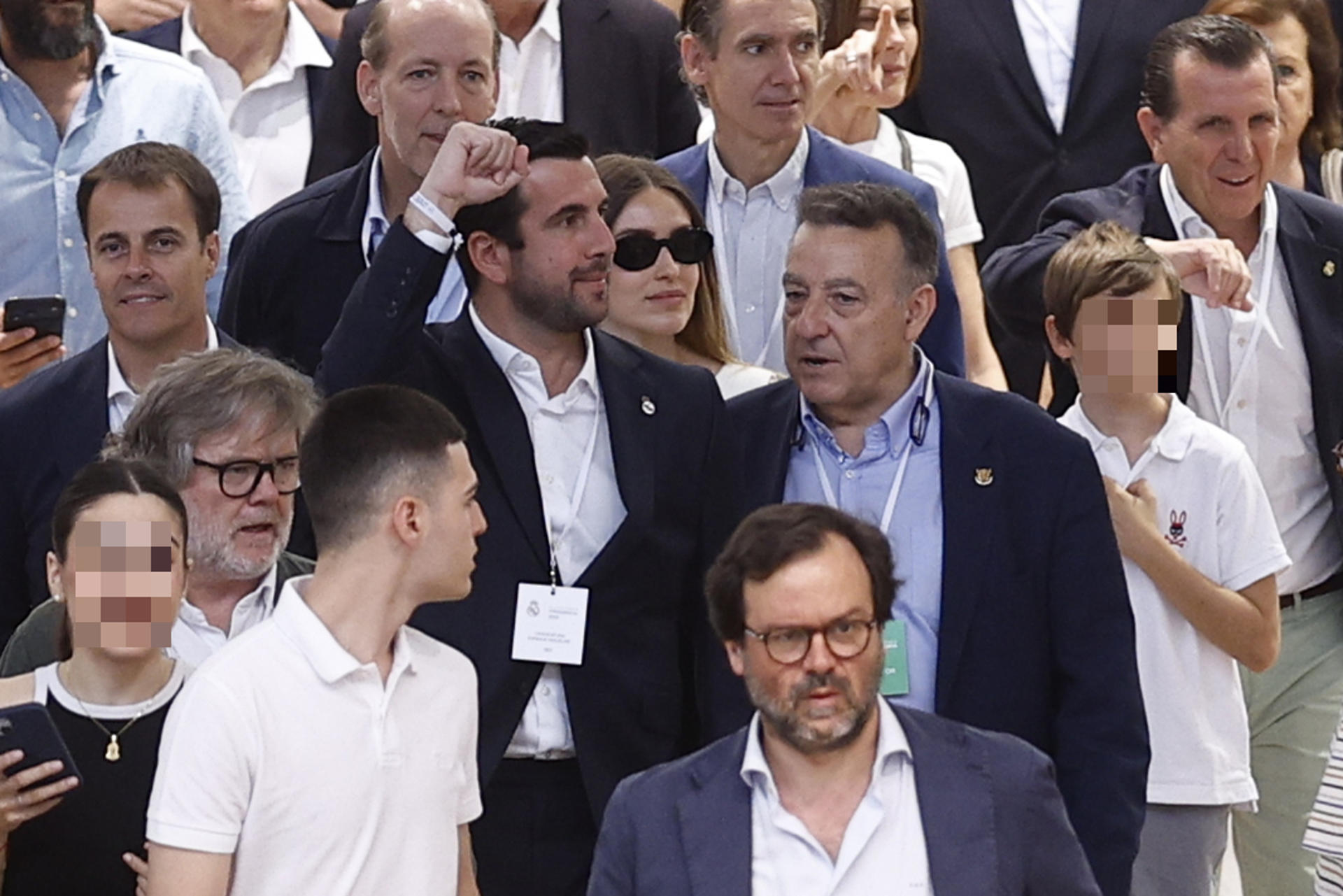 El candidato a la presidencia del Real Madrid Enrique Riquelme (c) acude a votar al pabellón de baloncesto de la Ciudad Deportiva Valdebebas donde se lleva a cabo la votación para las elecciones del Real Madrid, este domingo. Los socios del Real Madrid toman este domingo la palabra para elegir, 20 años después de las últimas elecciones con más de un candidato, entre la continuidad de Florentino Pérez, con Mourinho, Konaté, Dumfries y un fichaje de 150 millones de euros como reclamo, o el cambio que postula Enrique Riquelme, con Haaland, Rodri y Klopp en su oferta. EFE/Rodrigo Jiménez
