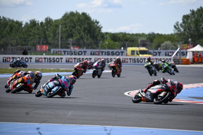 Pilotos participantes durante la prueba de Moto3 del Gran Premio de Hungría de Motociclismo, este domingo en el circuito Balaton Park (Hungría). EFE/Boglarka Bodnar *Prohibido su uso en Hungría*
