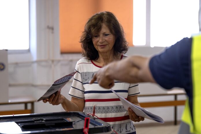 PRISTINA (Serbia), 07/06/2026.- Una mujer vota durante las elecciones parlamentarias anticipadas en Pristina, Kosovo, el 7 de junio de 2026. EFE/EPA/GEORGI LICOVSKI
