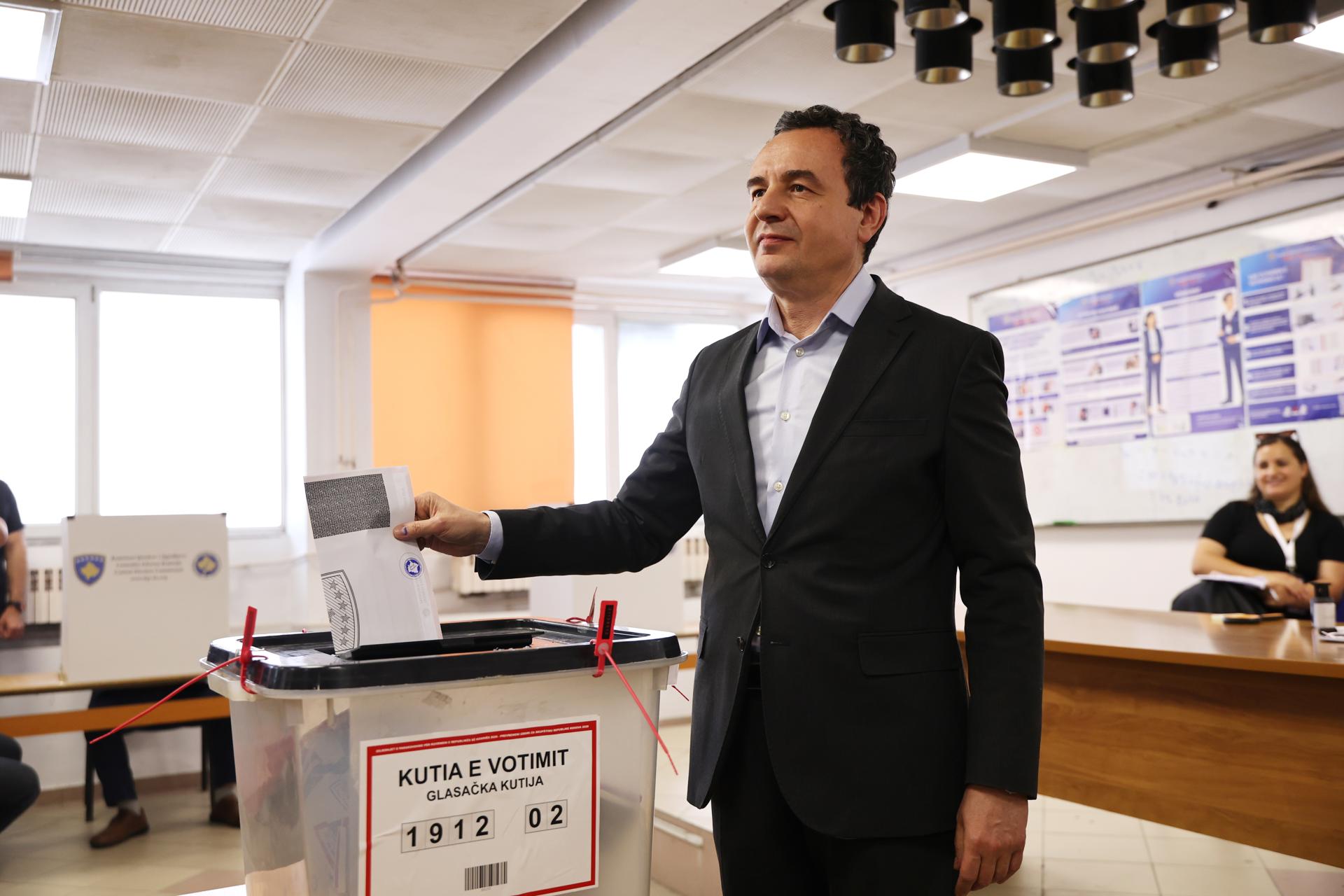 El primer ministro en funciones de Kosovo y líder del partido Vetevendosje (LVV), Albin Kurti, deposita su voto durante las elecciones parlamentarias anticipadas en Pristina, Kosovo, el 7 de junio de 2026. EFE/EPA/GEORGI LICOVSKI
