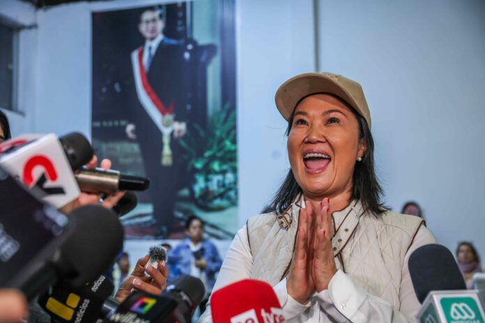 La candidata a la presidencia del Perú por el partido Fuerza Popular, Keiko Fujimori, visita un local de personeros en la Base Central Lima - Sur de Fuerza Popular este domingo en Lima, a pocas horas del inicio de la segunda vuelta de las elecciones presidenciales EFE/Aldair Mejía
