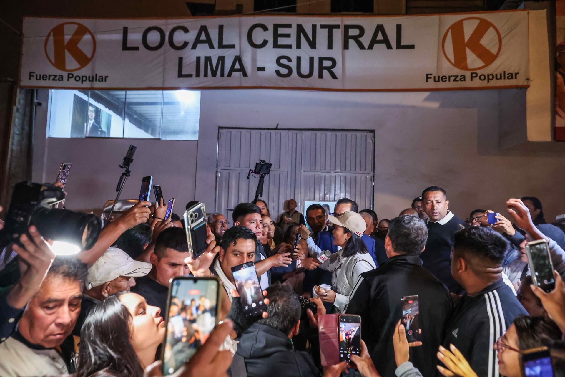 - La candidata a la presidencia del Perú por el partido Fuerza Popular, Keiko Fujimori, visita un local de personeros en la Base Central Lima - Sur de Fuerza Popular este domingo en Lima, a pocas horas del inicio de la segunda vuelta de las elecciones presidenciales EFE/Aldair Mejía