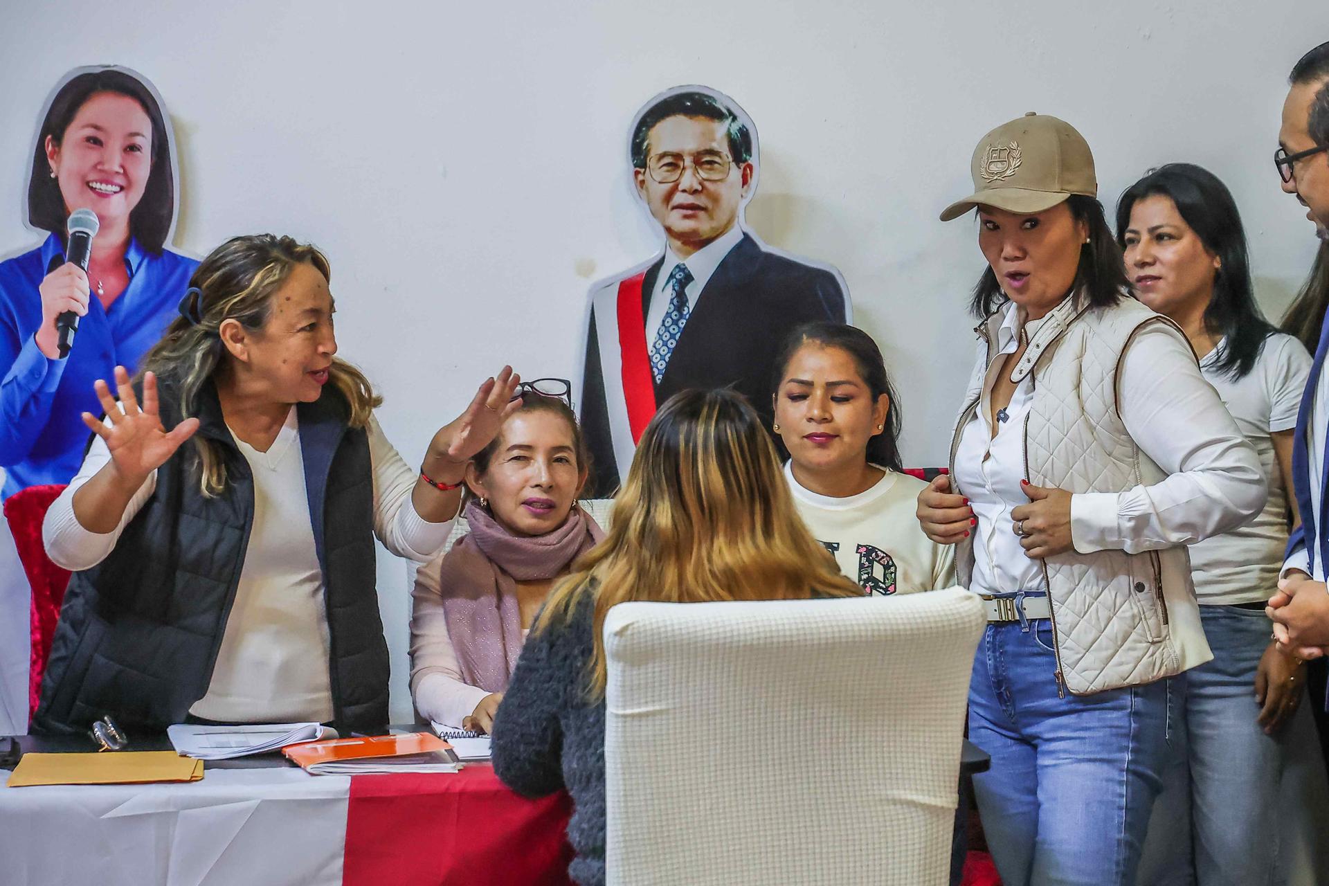 La candidata a la presidencia del Perú por el partido Fuerza Popular, Keiko Fujimori, visita un local de personeros en la Base Central Lima - Sur de Fuerza Popular este domingo en Lima, a pocas horas del inicio de la segunda vuelta de las elecciones presidenciales EFE/Aldair Mejía