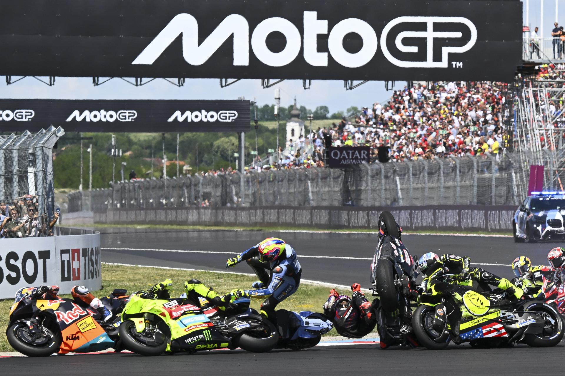 Caída multitudinaria durante la disputa de la prueba de MotoGP en el Gran Premio de Hungría, disputado este domingo en el circuito de Balaton Park (Hungría). EFE/Zsolt Czegledi *Prohibido su uso en Hungría*
