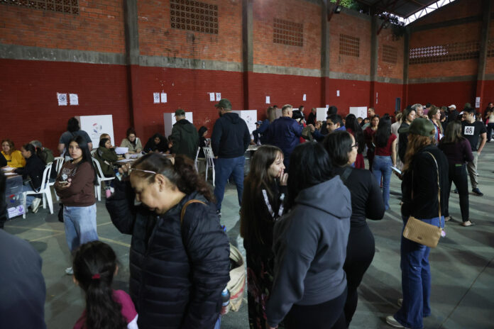 Personas asisten a un punto de votación este domingo, durante la jornada de elecciones primarias en Asunción (Paraguay). EFE/ Juan Pablo Pino
