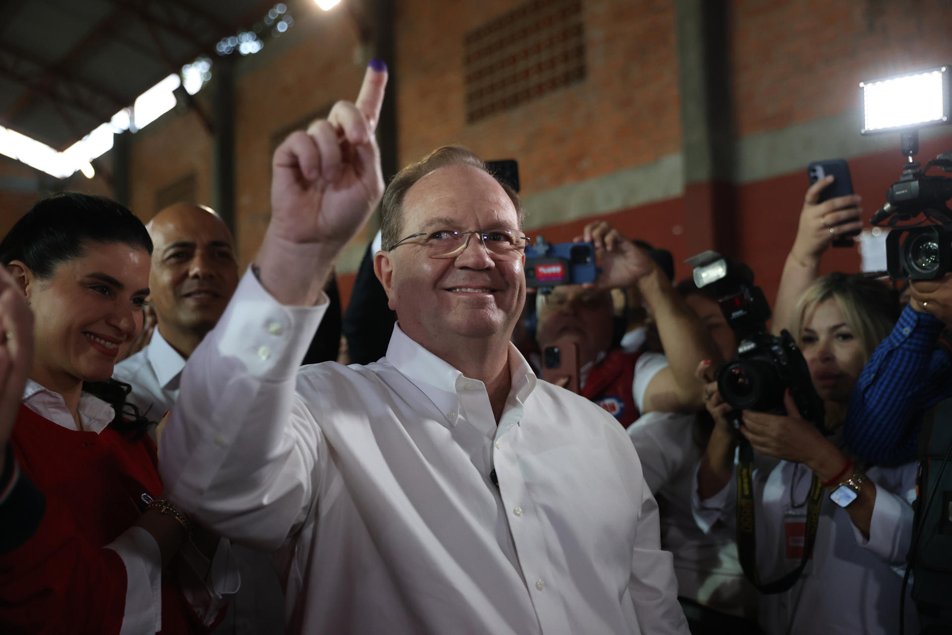 El precandidato a la intendencia de Asunción por el partido Asociación Nacional Republicana, Camilo Pérez, muestra su huella luego de votar este domingo, durante la jornada de elecciones primarias en Asunción (Paraguay). EFE/ Juan Pablo Pino