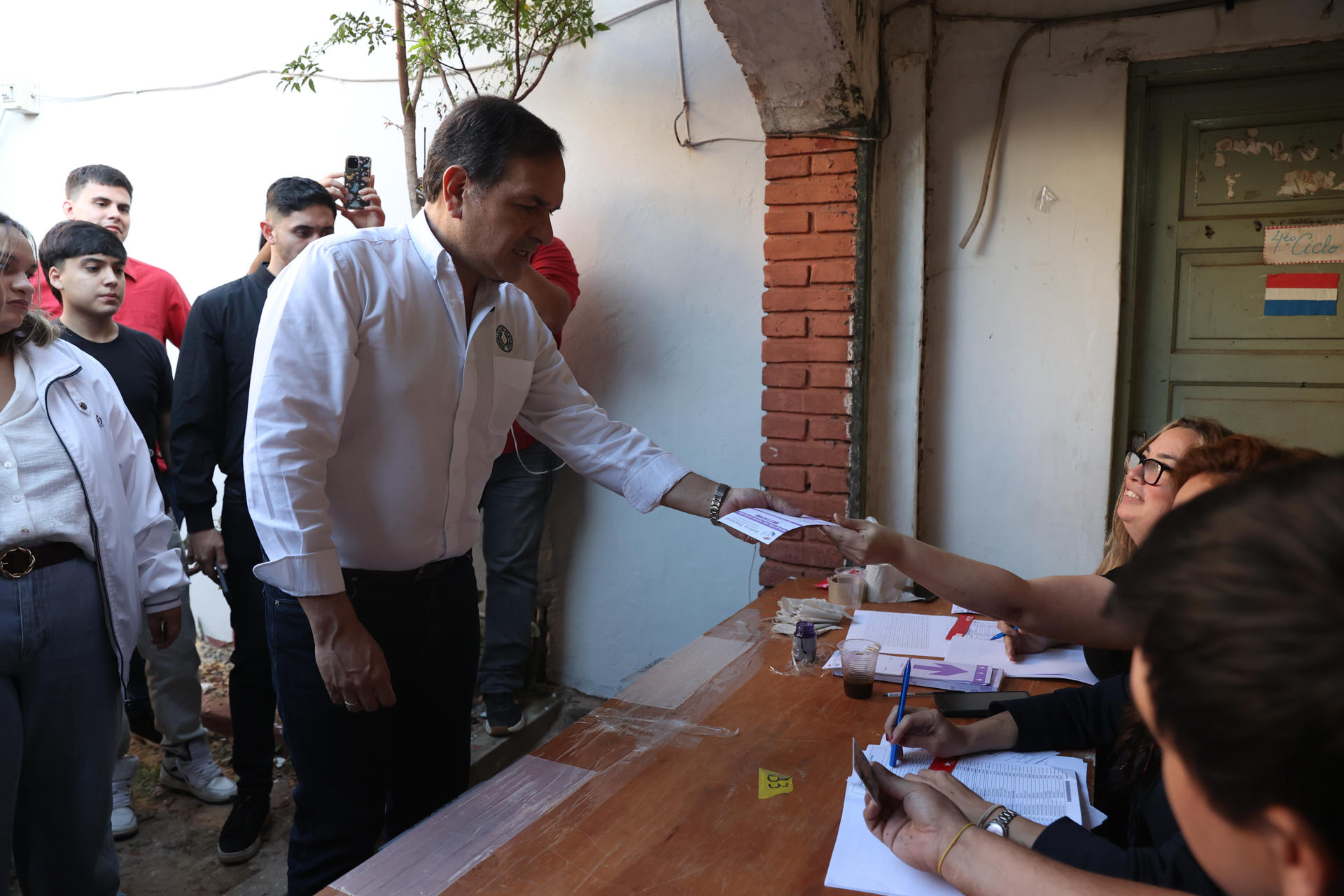 El precandidato a la intendencia de Asunción por el partido político Asociación Nacional Republicana, Arnaldo Samaniego, asiste a un punto de votación este domingo, durante la jornada de elecciones primarias en Asunción (Paraguay). EFE/ Juan Pablo Pino