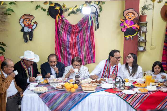 El candidato a la presidencia del Perú por el partido Juntos por el Perú, Roberto Sánchez (3-d), asiste al tradicional desayuno electoral junto a su familia este domingo, durante la segunda vuelta de las elecciones presidenciales, en la provincia de Huaral (Perú). EFE/ Renato Pajuelo
