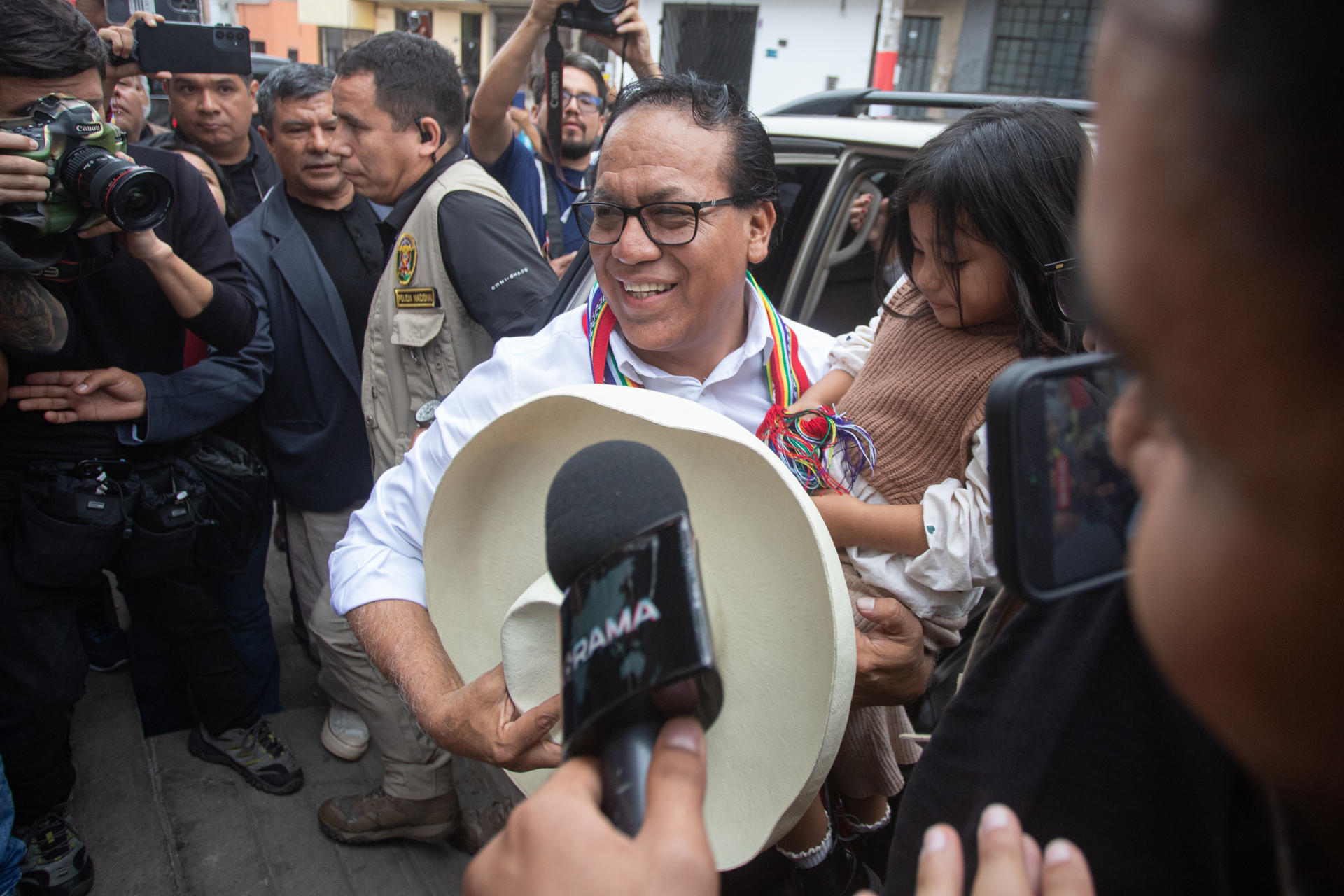 El candidato a la presidencia del Perú por el partido Juntos por el Perú, Roberto Sánchez (d), sale de una misa este domingo, durante la segunda vuelta de las elecciones presidenciales, en la provincia de Huaral (Perú). EFE/ Renato Pajuelo
