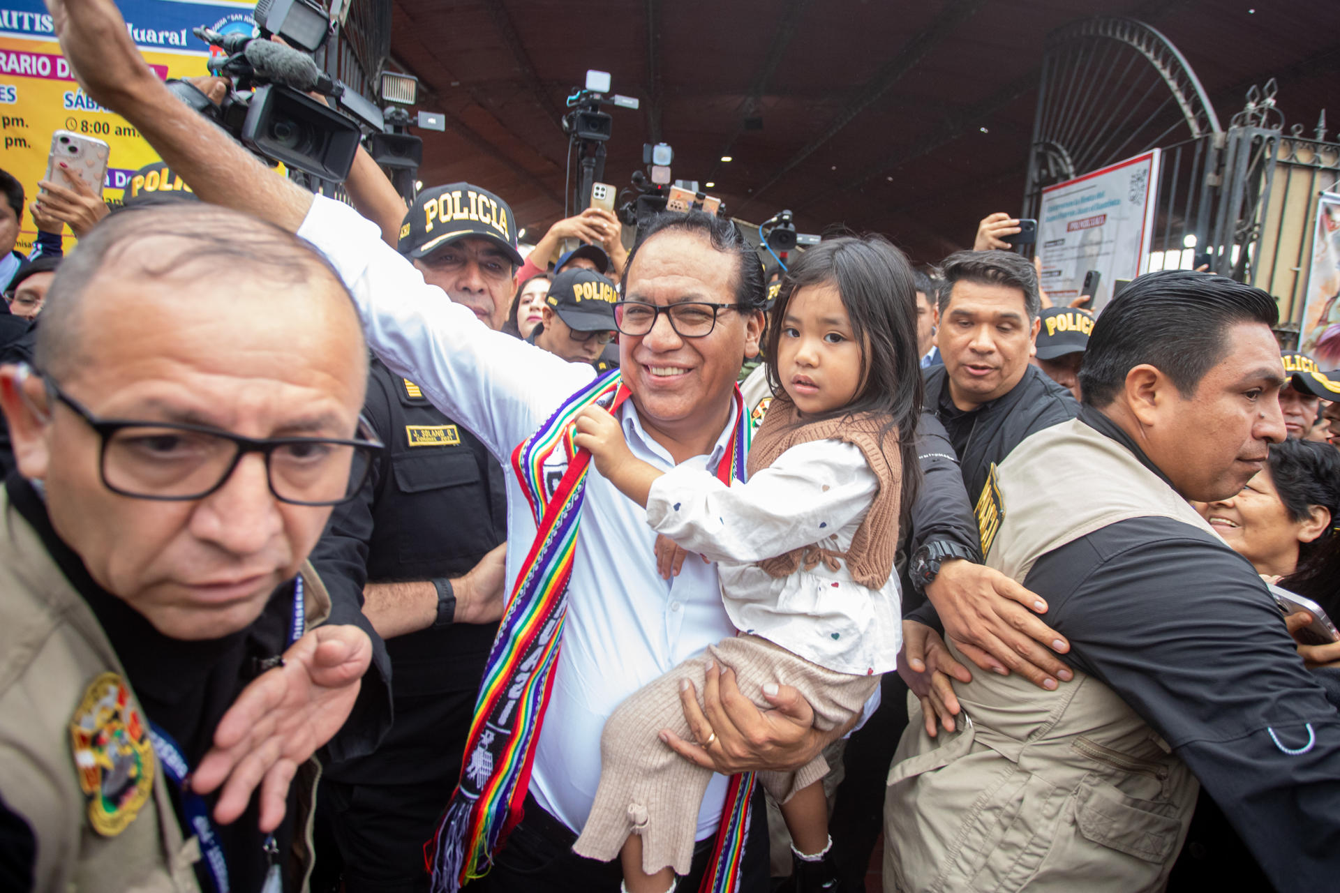 El candidato a la presidencia del Perú por el partido Juntos por el Perú, Roberto Sánchez (d), junto a su hija sale de una misa este domingo, durante la segunda vuelta de las elecciones presidenciales, en la provincia de Huaral (Perú). EFE/ Renato Pajuelo
