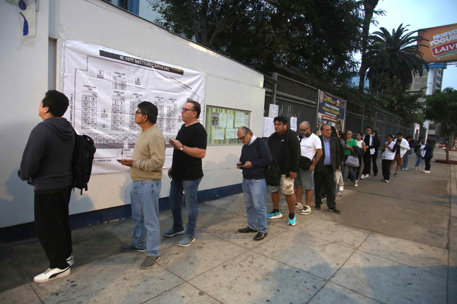 Electores esperan su turno para ejercer su derecho al voto en un centro de votación en Lima (Perú), este domingo. EFE/Paul Vallejos
