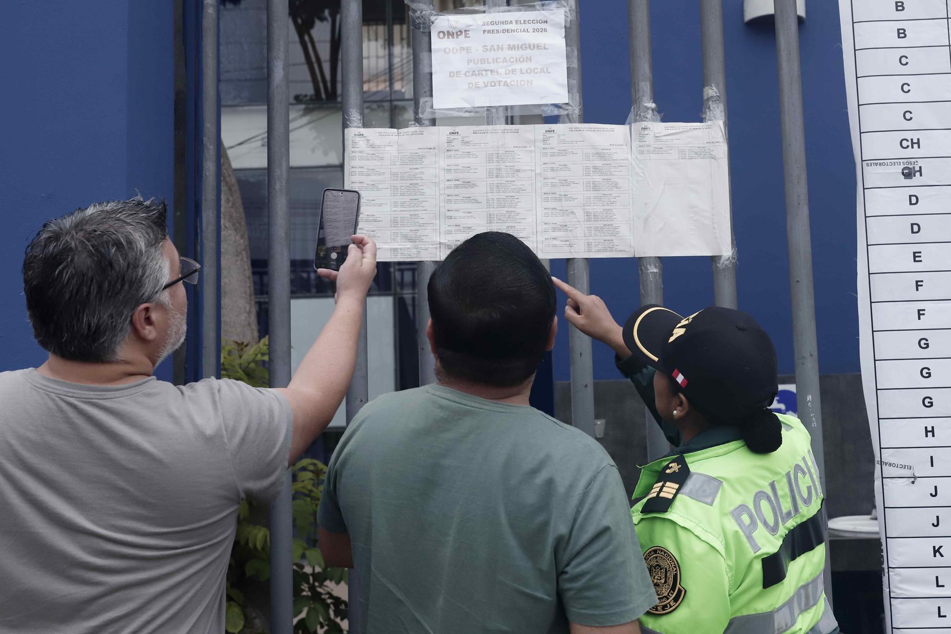 Electores a las puertas de un centro de votación en Lima, Perú, este domingo. EFE/ Sebastián Blanco
