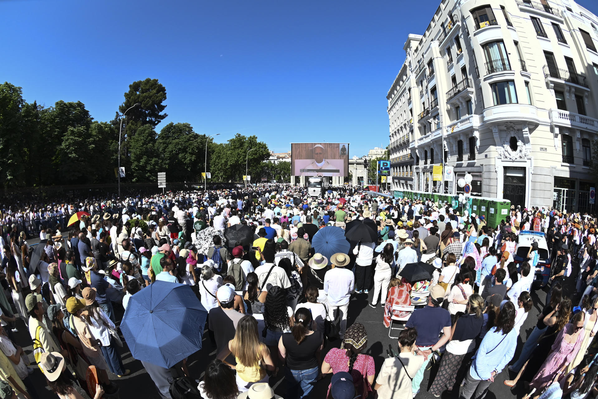 Una multitud de personas, procedentes de distintos lugares de España y de otros países asisten a la misa de Corpus Christi oficiada por el papa León XIV en Madrid. EFE/Dernando Villar
