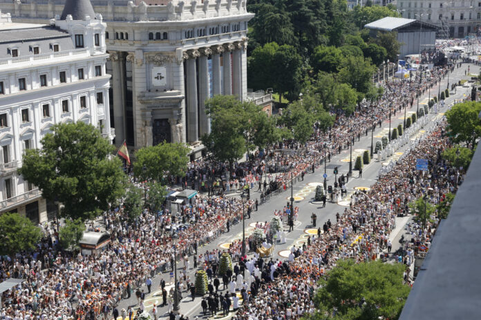 Los fieles observan la procesión del Corpus Christi tras la misa oficiada por papa León XIV este domingo en la Plaza de Cibeles de Madrid. EFE/ Zipi
