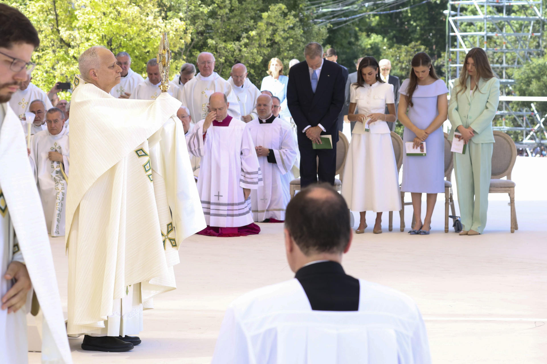 El papa León XIV oficia la misa del Corpus en Madrid ante una multitud de personas y autoridades, entre ellas, la familia real. EFE/José Jiménez/Casa Real/SOLO USO EDITORIAL/SOLO DISPONIBLE PARA ILUSTRAR LA NOTICIA QUE ACOMPAÑA (CRÉDITO OBLIGATORIO)
