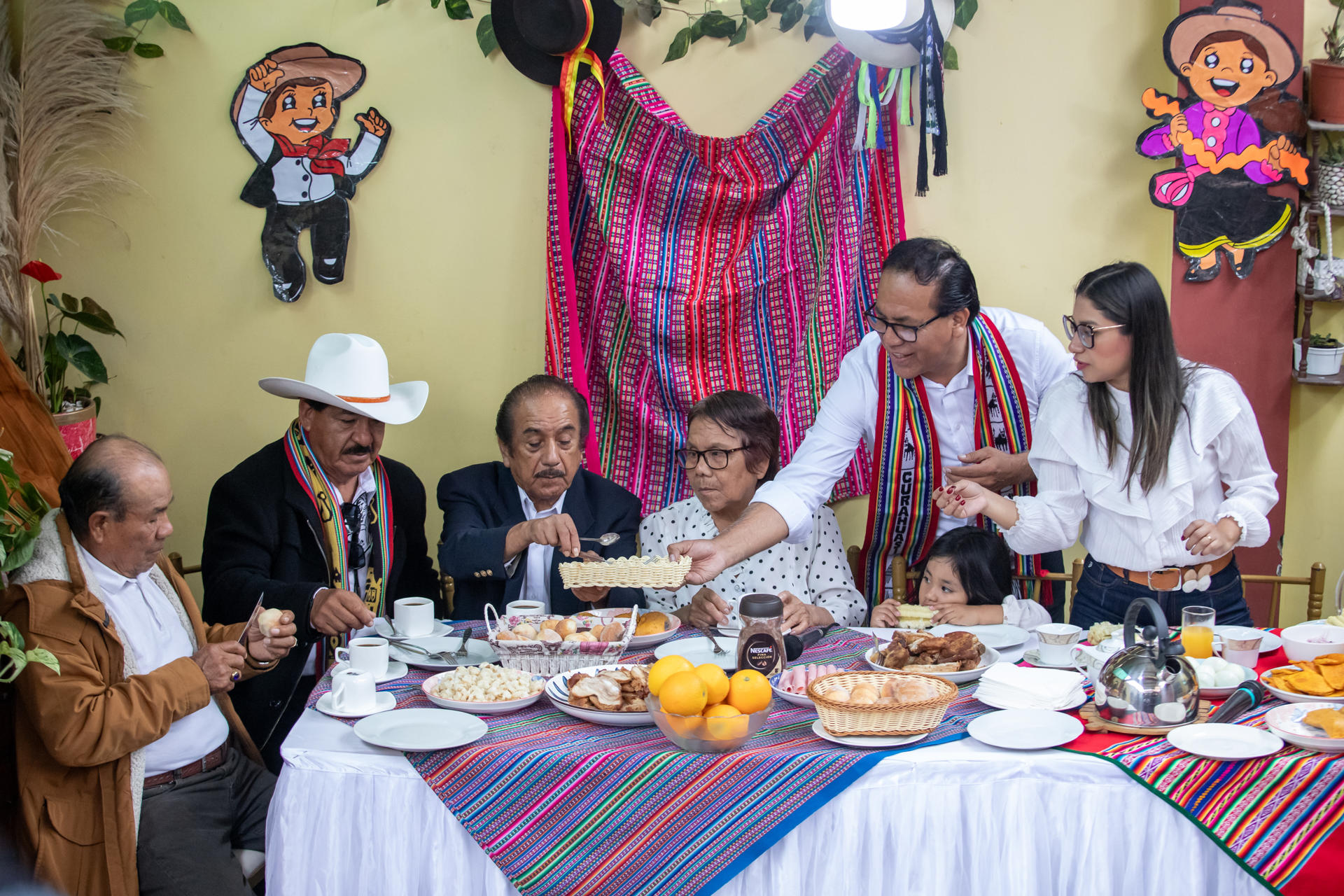 El candidato a la presidencia del Perú por el partido Juntos por el Perú, Roberto Sánchez (2-d), asiste al tradicional desayuno electoral junto a su familia este domingo, durante la segunda vuelta de las elecciones presidenciales, en la provincia de Huaral (Perú). EFE/ Renato Pajuelo
