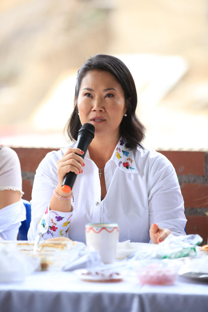 La candidata a la Presidencia de Perú por el partido Fuerza Popular, Keiko Fujimori, habla en el tradicional desayuno electoral este domingo, durante la segunda vuelta de las elecciones presidenciales, en el distrito de San Juan de Lurigancho en Lima (Perú). EFE/ German Falcón
