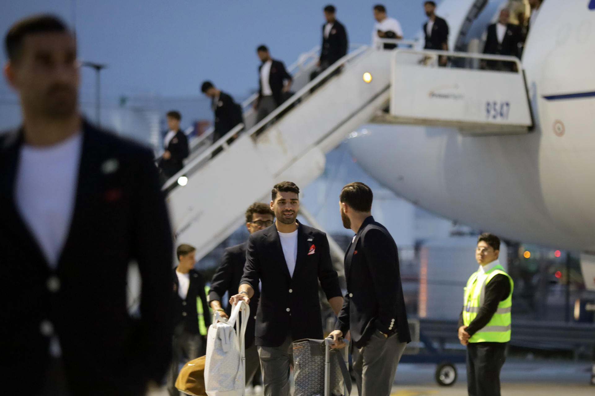 Jugadores de la selección de fútbol de Irán descienden del avión durante su llegada este domingo, al Aeropuerto Internacional de Tijuana (México). EFE/ Joebeth Terríquez
