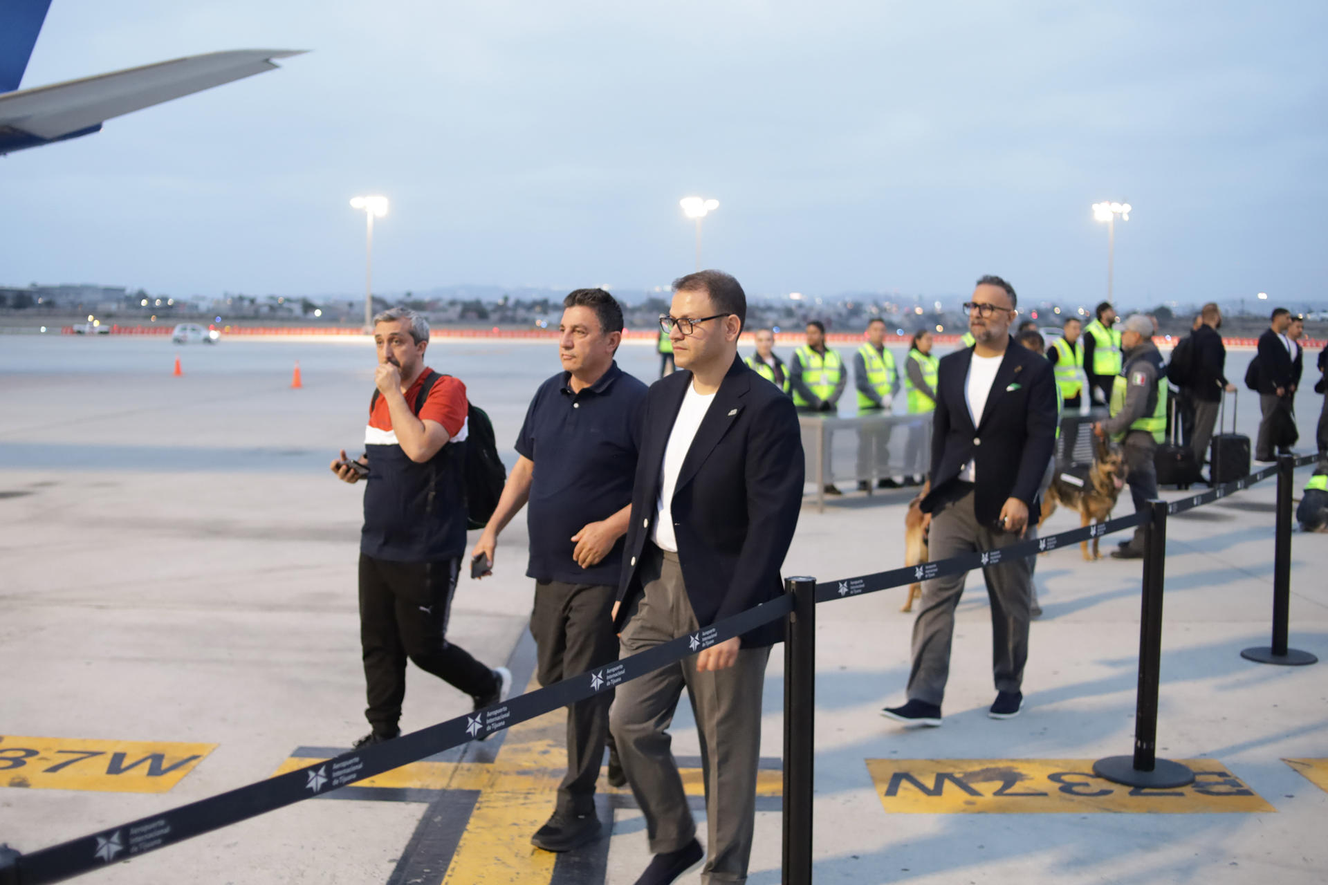 El cuerpo técnico de la selección de fútbol de Irán llega este domingo, al Aeropuerto Internacional de Tijuana (México). EFE/ Joebeth Terríquez
