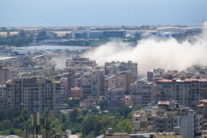 BEIRUT (LÍBANO), 07/06/2026.-Una columna de humo se alza sobre los suburbios del sur de Beirut, conocidos como Dahye, tras el último bombardeo israelí en la ciudad. El primer ministro de Israel, Benjamín Netanyahu, anunció este domingo en un comunicado que sus fuerzas armadas han bombardeado los suburbios del sur de Beirut, conocidos como Dahye y bastión del grupo chií Hizbulá, siendo el primer ataque contra la capital libanesa desde el acuerdo de un nuevo alto el fuego en Washington el jueves. EFE/Edgar Gutiérrez
