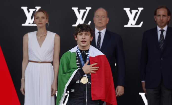 El piloto italiano de Mercedes Andrea Kimi Antonelli en el podio tres el Gran Premio de Fórmula Uno celebrado por las calles de Mónaco. EFE/EPA/SEBASTIEN NOGIER
