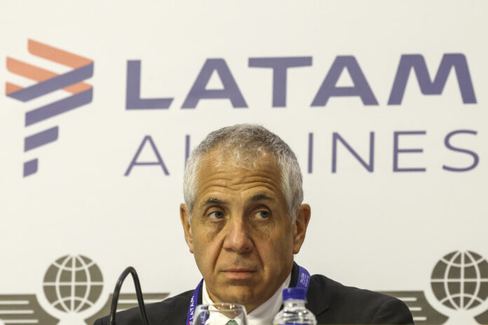 El director ejecutivo de la compañía aérea LATAM,Roberto Alvo, asiste a una rueda de prensa durante la apertura de la reunión anual de la Asociación Internacional de Transporte Aéreo (IATA) este domingo, en Río de Janeiro (Brasil). EFE/ Antonio Lacerda
