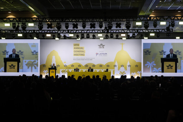 El director general de la Asociación Internacional de Transporte Aéreo (IATA), Willlie Walsh (i), habla durante la apertura de la reunión anual de la IATA este domingo, en Río de Janeiro (Brasil). EFE/ Antonio Lacerda
