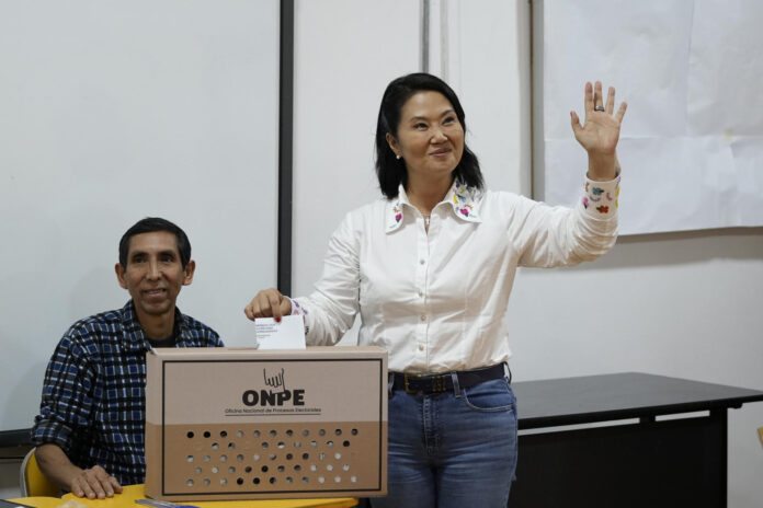La candidata a la Presidencia de Perú por el partido Fuerza Popular, Keiko Fujimori, vota este domingo, durante la segunda vuelta de las elecciones presidenciales, en el distrito de San Borja en Lima (Perú) EFE/ John Reyes
