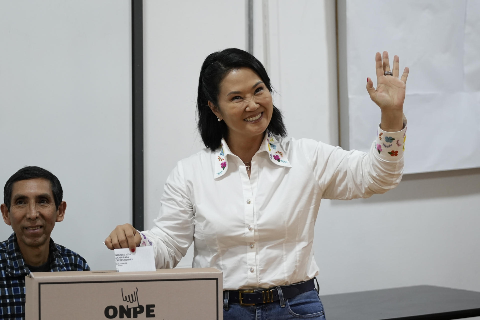 La candidata a la Presidencia de Perú por el partido Fuerza Popular, Keiko Fujimori, vota este domingo, durante la segunda vuelta de las elecciones presidenciales, en el distrito de San Borja en Lima (Perú) EFE/ John Reyes
