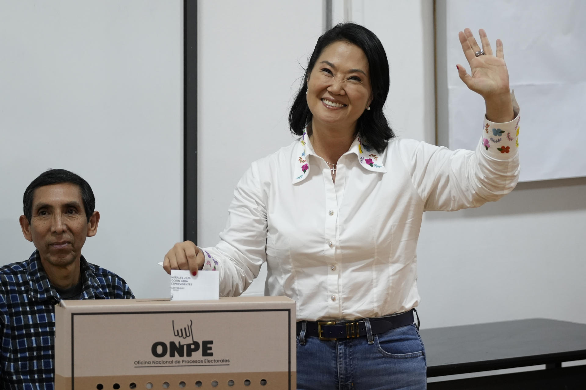 La candidata a la Presidencia de Perú por el partido Fuerza Popular, Keiko Fujimori, vota este domingo, durante la segunda vuelta de las elecciones presidenciales, en el distrito de San Borja en Lima (Perú) EFE/ John Reyes
