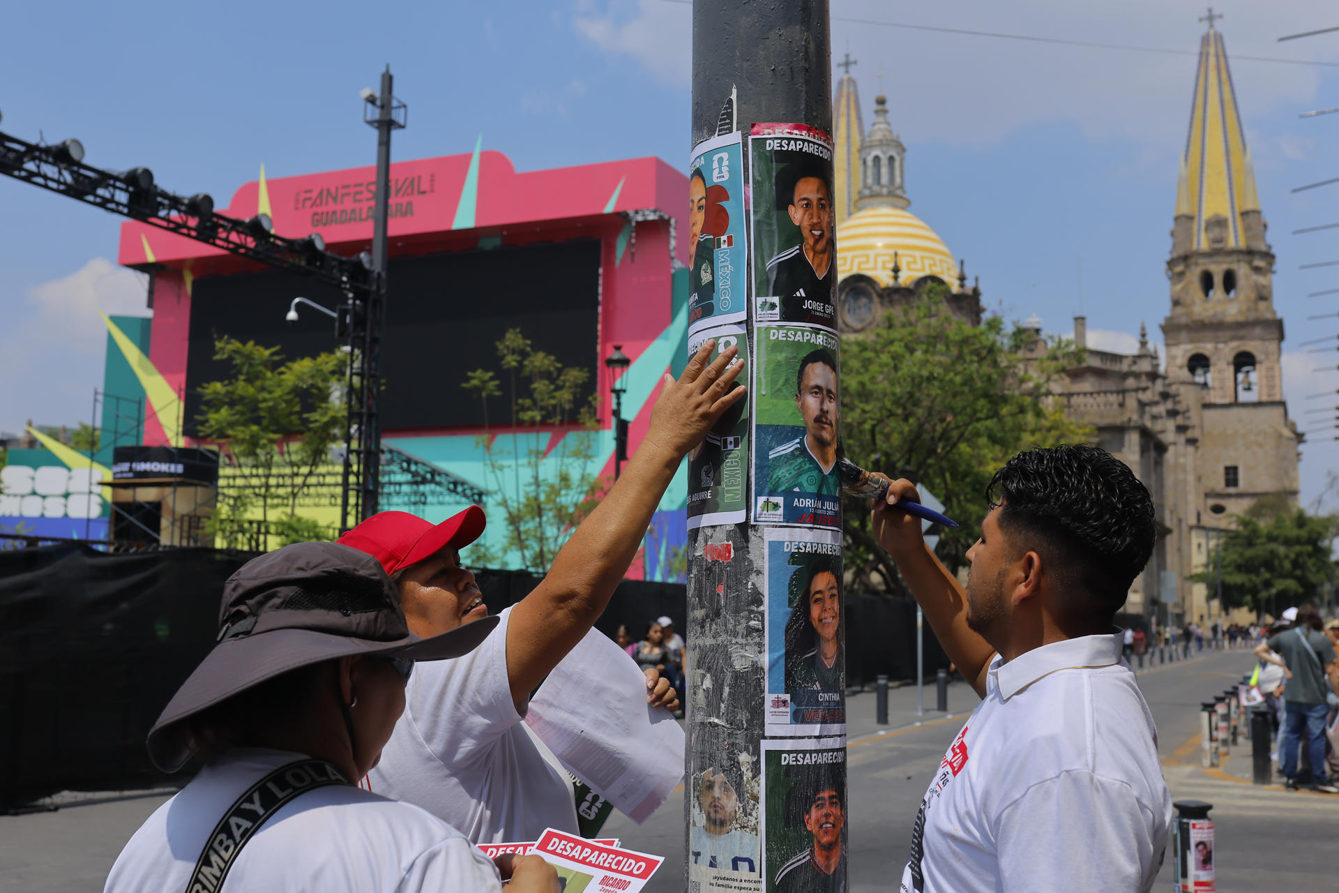 Fotografía del 31 de mayo de 2026, de personas pegando fichas de búsqueda de desaparecidos en el centro histórico de la ciudad de Guadalajara (México). EFE/ Francisco Guasco
